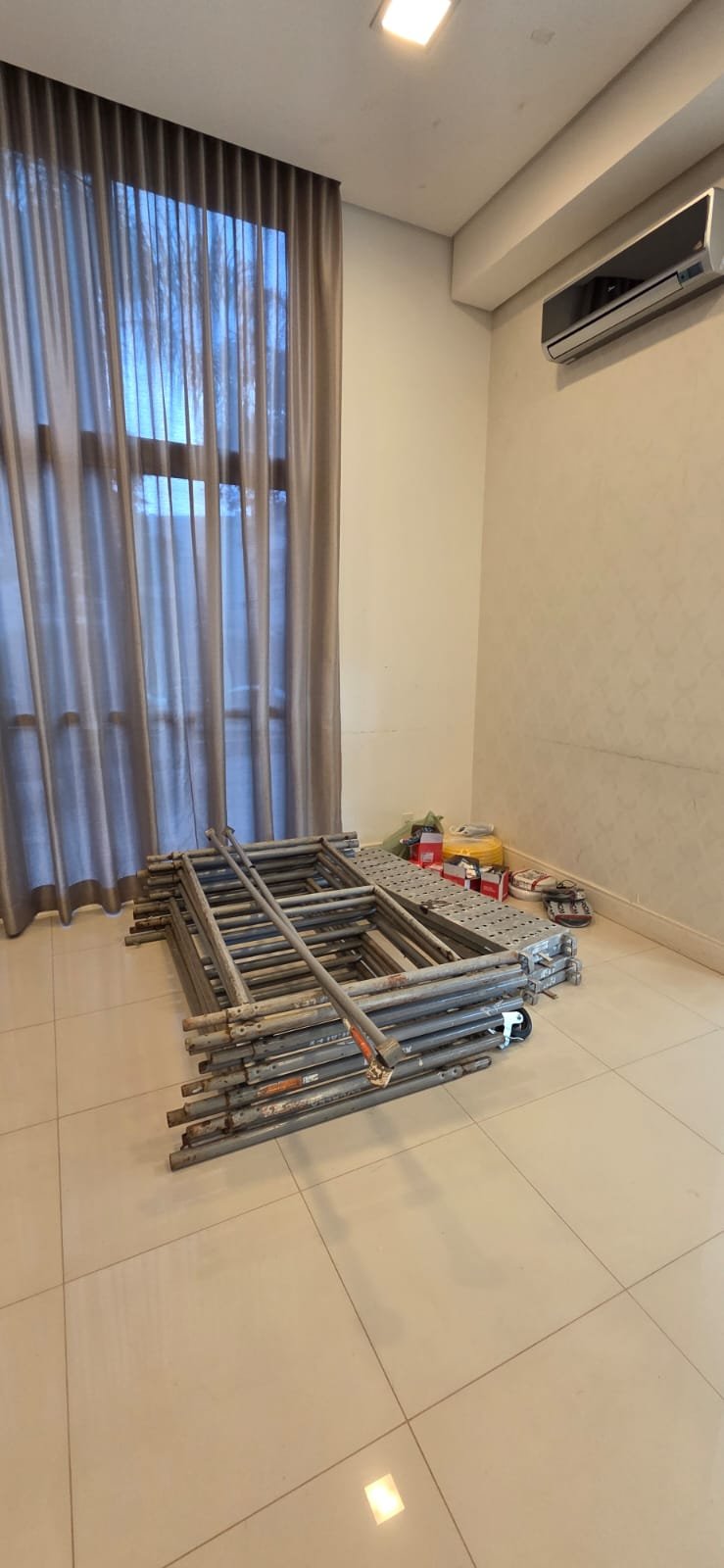 Andaimes tubulares montados em obra